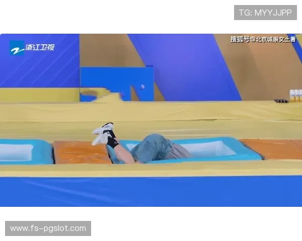 周深奔跑吧游戏中不慎掉入水中全程画面揭露瞬间搞笑反应